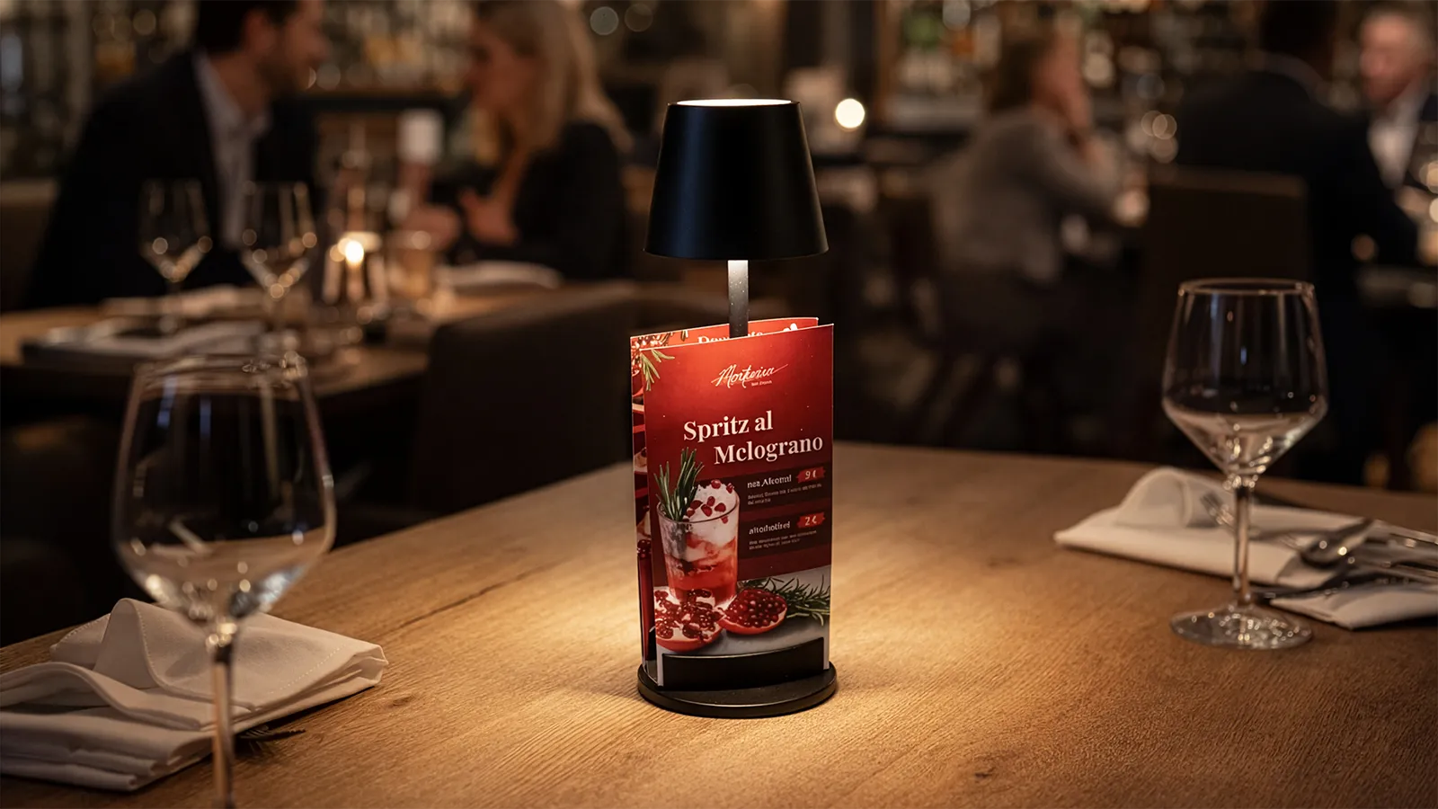 spotcards Duo Teaser spotcards Duo Kartenständer, bestückt mit zwei Cocktailkarten, an einer schwarzen LED-Tischleuchte auf einem Tisch in einem edlen Restaurant